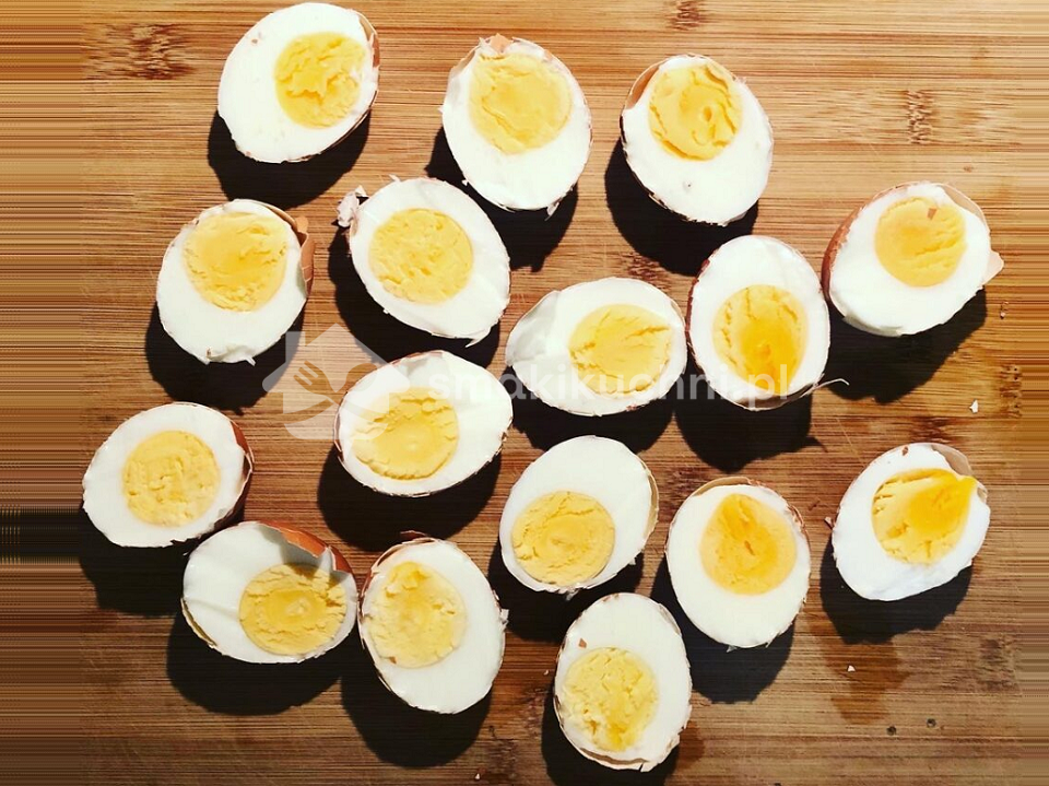 Jajka smażone w skorupkach smakikuchni.pl