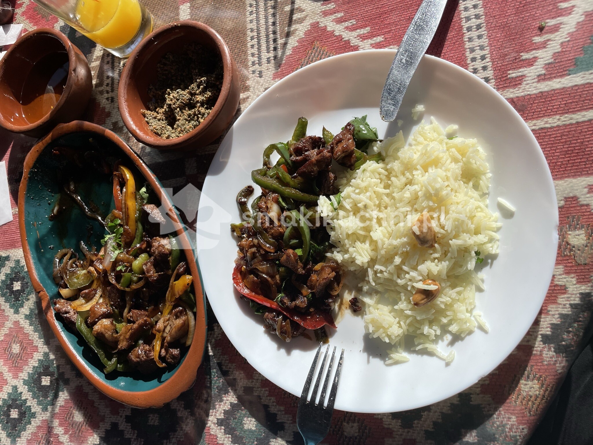 Lamb safieh (sagieh) typowa jordańska potrawa: jagnięcina z chili, cebulą, papryką i ryżem